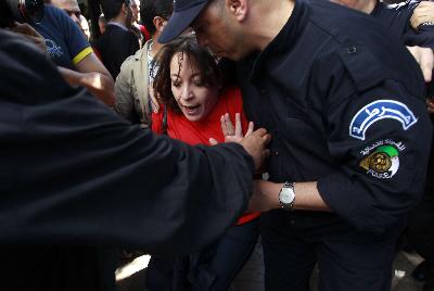 Amira Bouraoui saat demonstrasi menentang pemilihan dan keputusan Presiden Aljazair Abdulaziz Bouteflika untuk mencalonkan diri di Aljir, 2014.  REUTERS/Louafi Larbi