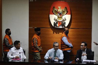 SUAP DPRD JAMBI. Wakil Ketua Komisi Pemberantasan Korupsi (KPK), Alexander Marwata (tengah) di gedung Komisi Pemberantasan Korupsi, Jakarta, 23 Juni 2020. 