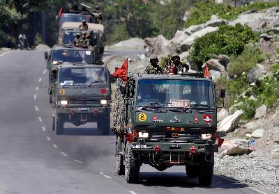 Pasukan militer India menuju Ladakh di Gagangeer, Kashmir's Ganderbal district, 18 Juni 2020. REUTERS/Danish Ismail