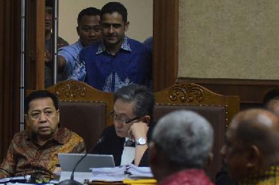 Terpidana mantan anggota DPR, Muhammad Nazaruddin (atas, kanan), hadir sebagai saksi dalam sidang lanjutan engan terdakwa mantan Ketua DPR Setya Novanto, di Pengadilan Tindak Pidana Korupsi Jakarta, 19 Februari 2018.