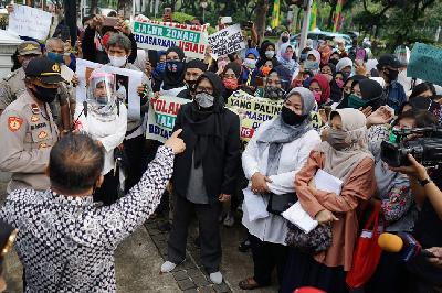 Aksi orang tua siswa menolak penerapan kebijakan PPDB jalur zonasi berdasarkan usia di depan Balai Kota Jakarta, kemarin