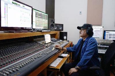 Eros Djarot di studionya kawasan Cilandak, Jakarta, 21 Juni 2020.

TEMPO/Muhammad Hidayat