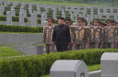 Pemimpin Korea Utara Kim Jong-un mengunjungi makam memperingati 64 tahun gencatan senjata Perang Korea. Foto tak bertanggal ini dirilis pada 28 Juli 2017 oleh kantor berita resmi Korea Utara (KCNA) di Pyongyang. KCNA / via REUTERS