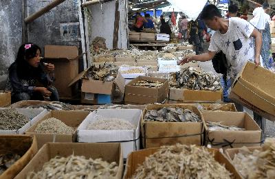 Penjualan ikan olahan di pasar ikan Kalibaru, Jakarta. TEMPO/Tony Hartawan