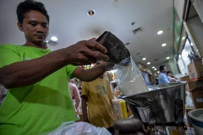 Pedagang menimbang gula pasir eceran di Pasar Senen, Jakarta, 16 Maret 2020. Tempo/Tony Hartawan