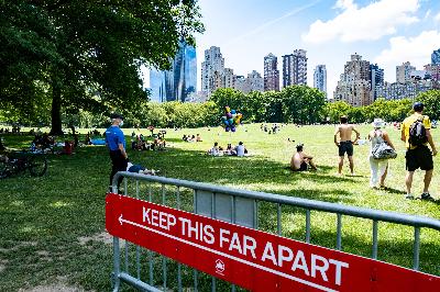 Warga menikmati suasana di Central Park, dua hari sebelum Kota New York, Amerika Serikat, memulai fase kedua pembukaan kembali pada 21 Juni 2020. REUTERS/Jeenah Moon