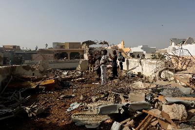 Sisa kecelakaan pesawat di dekat bandara Karachi, Pakistan, 22 Mei 2020. REUTERS/Akhtar Soomro/File Photo