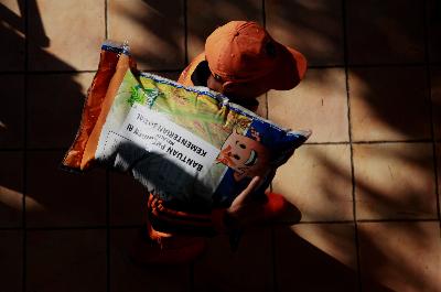 Petugas Penanganan Sarana dan Prasarana Umum (PPSU) mendistribusikan beras bantuan sosial dari Presiden RI tahap II melalui Kementerian Sosial di wilayah Rukun Warga (RW) 09, Kelurahan Pasar Minggu, Jakarta, 4 Juni 2020. TEMPO/Nita Dian