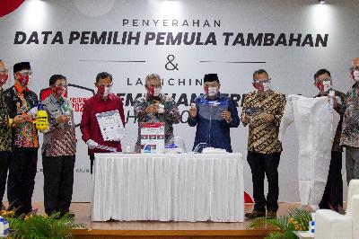 Ketua Komisi Pemilihan Umum (KPU) Arief Budiman (tengah) mengikuti Penyerahan Data Pemilih Pemula Tambahan dan Peluncuran Pemilihan Serentak Tahun 2020 di gedung KPU, Jakarta, 18 Juni 2020. ANTARA/Dhemas Reviyanto