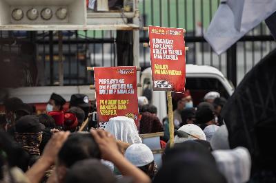 Aksi unjuk rasa menolak RUU Haluan Ideologi Pancasila (HIP) di depan Gedung DPR/MPR, Jakarta, 24 Juni 2020. TEMPO/M Taufan Rengganis