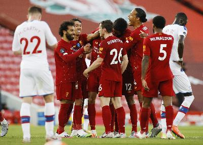Pemain Liverpool merayakan gol Fabinho dalam Liga Primer Liverpool melawan Crystal Palace di Anfield, Liverpool, 24 Juni 2020. REUTERS/Phil Noble