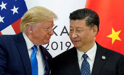 Presiden Amerika Serikat Donald Trump dan Presiden Cina Xi Jinping dalam pertemuan bilateral KTT  pemimpin G20 di Osaka, Jepang, 29 Juni 2019. REUTERS/Kevin Lamarque