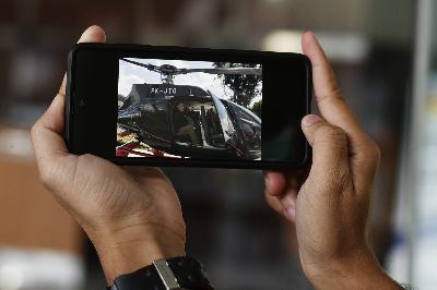 Satu dari tiga foto menunjukkan kegiatan Ketua KPK, Firli Bahuri, menumpangi helikopter berkode PK-JT saat kunjungan dari Palembang ke Baturaja,  di Komisi Pemberantasan Korupsi, Jakarta, 25 Juni 2020. TEMPO/Imam Sukamto