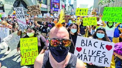 Warga non kulit hitam mengkampanyekan Black Live Matters dalam demonstrasi di Hollywood, Los Angeles, Amerika Serikat, 14 Juni 2020./Reuters/Ringo Chiu