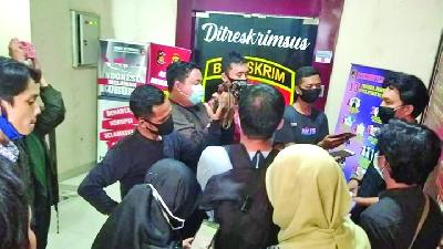 Kodri Ubaidilah (masker hitam) melaprokan peretesan terhadap  pemimpin umum serta pemimpin redaksi pers kampus Teknokra Universitas Lampung, Chairul Rahman Arif dan Mitha Setiani Asih, di Mapolda Lampung, 11 Juni 2020. Facebook Teknora Lampung