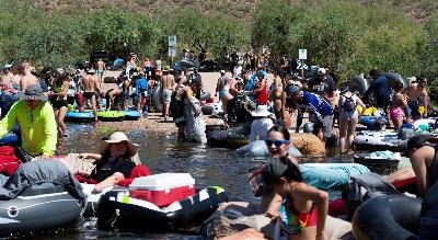 Warga bersiap berperahu di Sungai Salt, Arizona, Amerika Serikat pada 27 Juni 2020, meski pandemi Covid 19 di Amerika Serikat masih tinggi. REUTERS/Cheney Orr