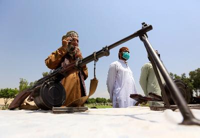 Anggota Taliban menyerahkan senjata mereka dalam program pemerintah Afghanistan di Jalalabad, 25 Juni 2020.  REUTERS/Parwiz