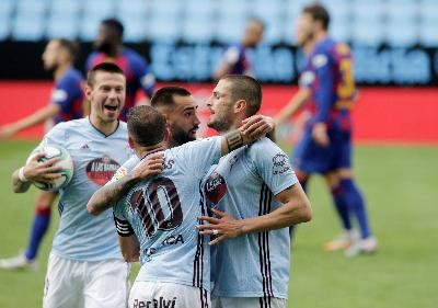 Pemain Celta Vigo merayakan gol saat melawan Barcelona di Balaidos, Vigo, Spanyol, 27 Juni 2020.  REUTERS/Miguel Vidal