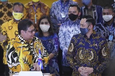 Ketua Umum Partai Golkar Airlangga Hartarto (kiri) bersama Ketua Umum Partai Demokrat Agus Harimurti Yudhoyono (kanan)  seusai melakukan pertemuan di DPP Partai Golkar, Jakarta, 25 Juni 2020. ANTARA/Hafidz Mubarak A