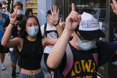 Unjuk rasa warga menentang undang-undang keamanan nasional yang menjulang di Hong Kong, Cina, 28 Juni 2020. REUTERS/Tyrone Siu