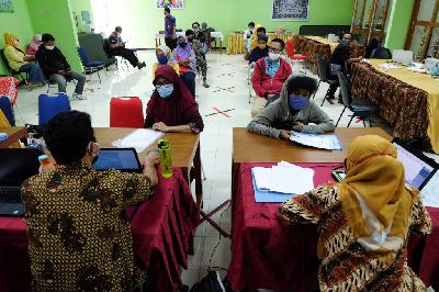 Orang tua siswa saat melakukan pelaporan di posko Penerimaan Peserta Didik Baru (PPDB) di SMA Negeri 70, Jakarta, 25 Juni 2020.  TEMPO/Hilman Fathurrahman W