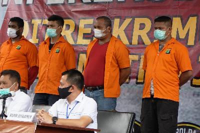 John Kei (dua kanan) saat rilis kasus premanisme oleh kelompok John Kei di Polda Metro Jaya, Jakarta, 22 Juni 2020.  TEMPO/Muhammad Hidayat