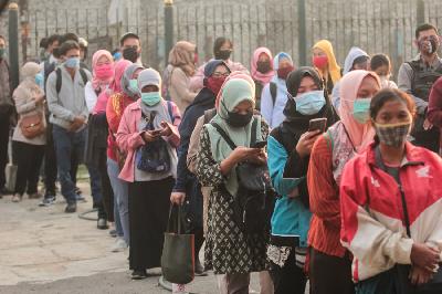 Antrean penumpang di Stasiun Bekasi, Kota Bekasi, Jawa Barat, 22 Juni 2020.  TEMPO/Hilman Fathurrahman W