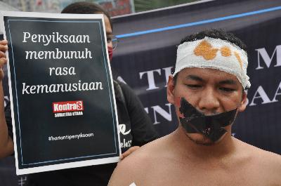 Aktivis KontraS Sumatera Utara menggelar aksi teaktrikal di Medan, Sumatera Utara, 26 Juni 2020.  ANTARA/Septianda Perdana