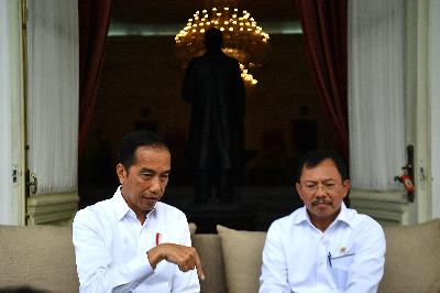 Presiden Joko Widodo (kiri) dan Menteri Kesehatan Terawan Agus Putranto menyampaikan konferensi pers terkait virus corona di Istana Merdeka, Jakarta, 2 Maret 2020. ANTARA/Sigid Kurniawan
