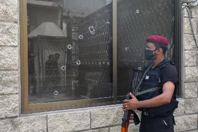 Seorang polisi berjaga di lokasi penyerangan gedung Bursa Efek Pakistan, Karachi, Pakistan, 29 Juni 2020. REUTERS/Akhtar Soomro