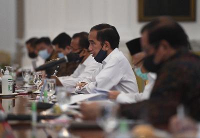 Presiden Joko Widodo (tengah) memimpin rapat kabinet terbatas mengenai percepatan penanganan dampak pandemi COVID-19 di Istana Merdeka, Jakarta, 29 Juni 2020. ANTARA/Akbar Nugroho Gumay/Pool