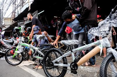 Penjualan sepeda di Pasar Rumput, Manggarai, Jakarta, 22 Juni 2020.   TEMPO/Hilman Fathurrahman W