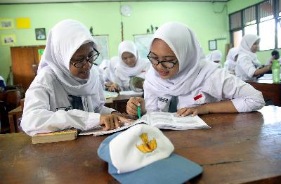 Siswa Sekolah Menengah Kejuruan (SMK) Negeri 48 Jakarta belajar di SMK Negeri 48 Jakarta, Buaran, Jakarta Timur, Maret 2019. Tempo/Hilman Fathurrahman W
