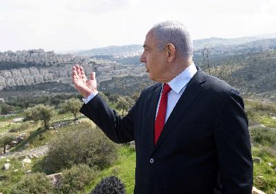 Perdana Menteri Israel Benjamin Netanyahu menunjukkan lokasi permukiman ilegal Yahudi di Tepi Barat pada Februari lalu. Debbie Hill/Pool via REUTERS