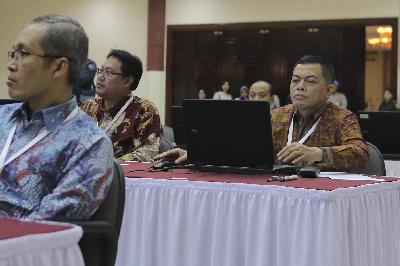 Antam Novambar (kanan) mengikuti tes uji kompetensi Seleksi Calon Pimpinan KPK di Pusdiklat Kementerian Sekretaris Negara, Cilandak, Jakarta, 8 Agustus 2019. TEMPO/Muhammad Hidayat