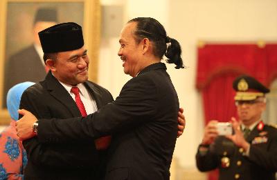 Kepala Badan Narkotika Nasional (BNN), Irjen Polisi Heru Winarko (kiri), menerima ucapan dari Deputi Pemberantasan BNN, Arman Depari, setelah dilantik di Istana Negara, Jakarta, 1 Maret 2018. TEMPO/Subekti


