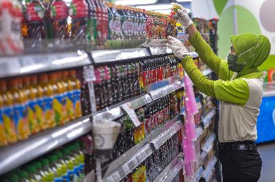 Pegawai menata makanan dan minuman di salah satu pusat perbelanjaan di Jakarta, 1 Juli 2020. Tngkat inflasi pada Juni didominasi oleh kelompok makanan dan minuman. Tempo/Tony Hartawan