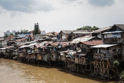 Pemukiman warga di bantaran kali Ciliwung, Kawasan Manggarai, Jakarta, 3 April 2020. TEMPO/M Taufan Rengganis