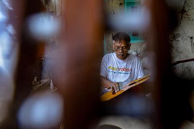 Pekerja mereparasi gitar di kawasan Pejaten Timur,Jakarta, 24 Juni 2020. Tempo/Tony Hartawan