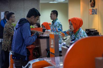 Transaksi perbankan di Bank Negara Indonesia, Jakarta, Januari 2019. TEMPO/Tony Hartawan