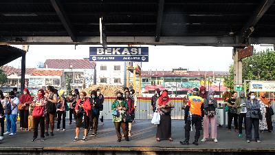 Antrean penumpang di Stasiun Bekasi, Kota Bekasi, Jawa Barat, 8 Juni 2020. TEMPO/Hilman Fathurrahman W
