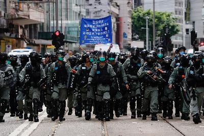 Petugas kepolisian berjalan menghalau demonstran di Hong Kong, Cina, 1 Juli 2020.  REUTERS/Tyrone Siu