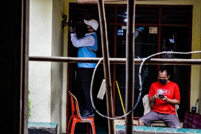 Petugas melakukan pencatatan meteran listrik di kawasan Cipulir, Jakarta, 30 Juni 2020. Tempo/Tony Hartawan