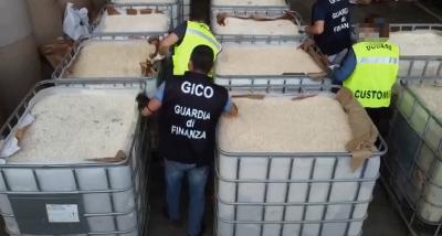 Polisi Italia memeriksa hasil penyelundupan 15 ton obat terlarang berjenis amphetamine di Salerno, Italia, 1 Juli 2020.  Italian Finance Police/via REUTERS