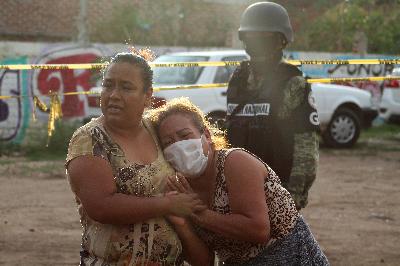 Warga bereaksi usai penyerangan ke pusat rehabilitasi narkoba di Kota Irapuato, Meksiko,  1 Juli 2020. REUTERS/Karla Ramos 