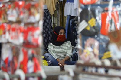 Karyawan memakai masker saat menjaga salah satu toko busana di Pasar Kapasan, Surabaya, Jawa Timur, 29 Juni 2020. ANTARA/Moch Asim