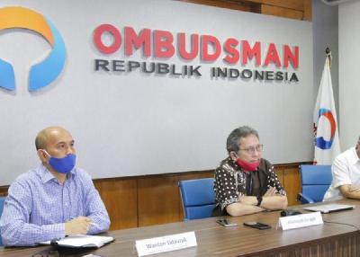Anggota Ombudsman RI, Alamsyah Saragih (kanan) saat konferensi pers terkait rangkap jabatan komisaris BUMN, 28 Juni 2020. Dok Ombudsman RI