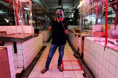 Yoyo (40), pedagang daging di Pasar Santa, Jakarta. TEMPO / Hilman Fathurrahman W