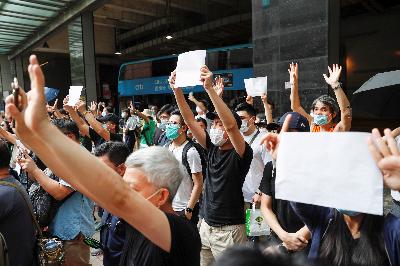 Warga berunjuk rasa menentang kebijakan keamanan nasional di depan pengadilan Timur, Hong Kong, Cina, 3 Juli 2020. REUTERS/Tyrone Siu