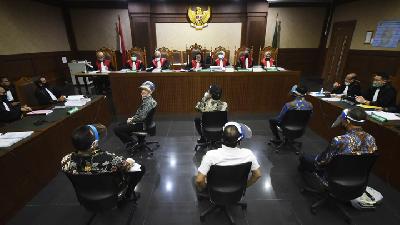 Enam terdakwa (dari kiri depan) Benny Tjokrosaputro, Heru Hidayat, Syahmirwan, (dari kiri belakang) Joko Hartomo Tirto, Hary Prasetyo, dan Hendrisman Rahim, mengikuti sidang perdana pembacaan surat dakwaan, di Pengadilan Tindak Pidana Korupsi, Jakarta, 3 Juni lalu. Foto: TEMPO/Imam Sukamto
